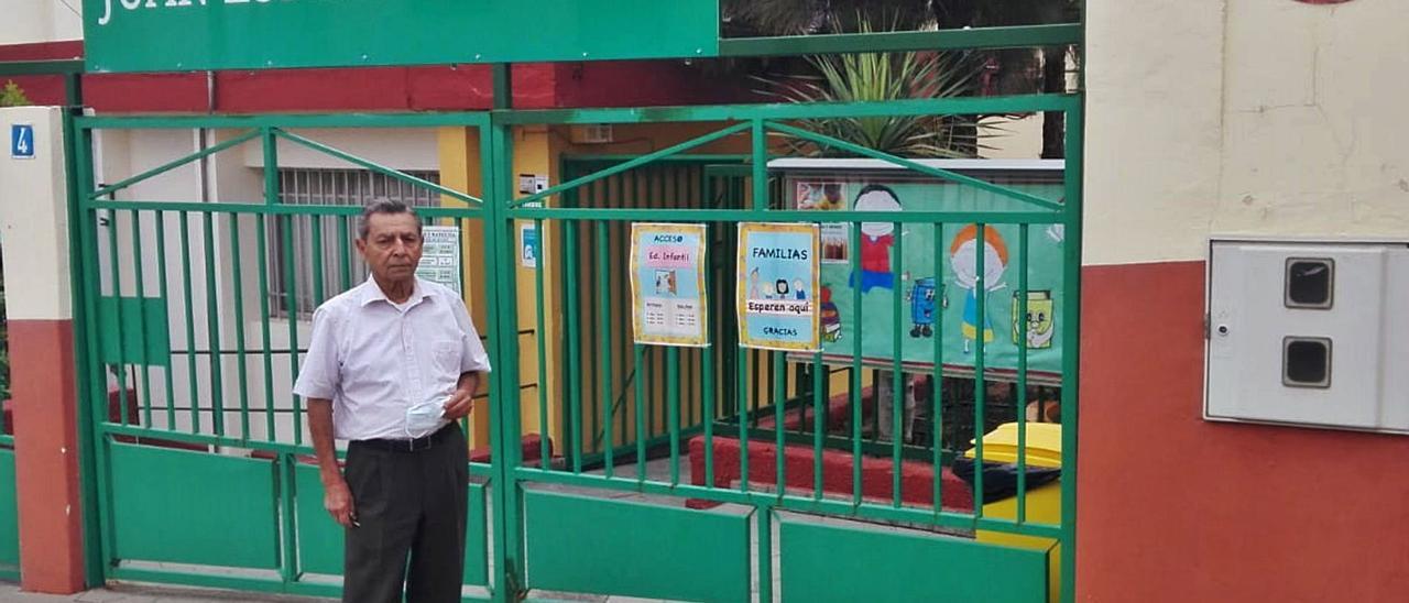 Juan Hernández Artiles, secretario del primer AMPA, delante de la puerta del CEIP Doctor Juan Espino, el pasado viernes. | | LP/DLP