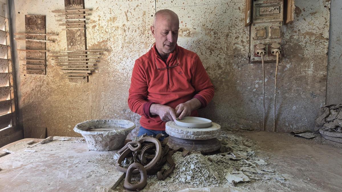 Pere Coll Serra posa para esta entrevista en su taller de Pòrtol.