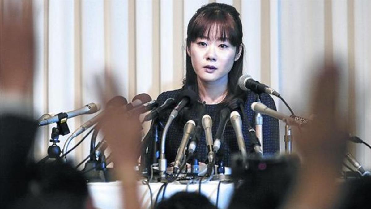 La bióloga Haruko Obokata, en una rueda de prensa en abril en la que pidió perdón por sus errores, en Osaka.