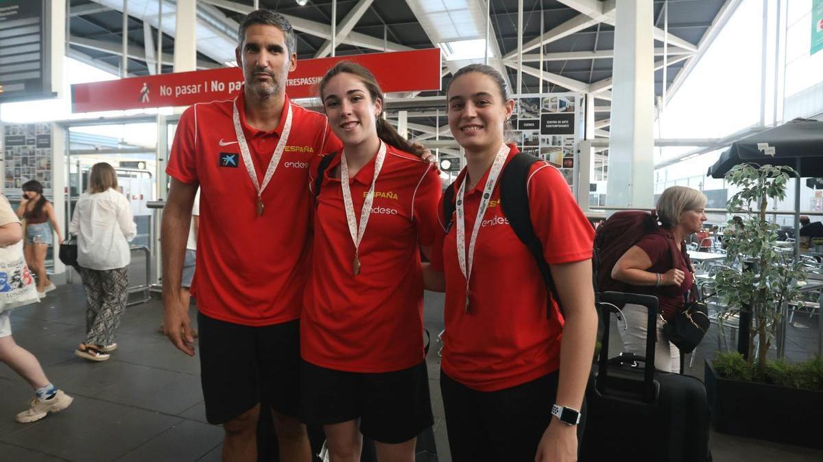 Rubén Burgos, Elba Garfella y Claudia Contell, con sus medallas de bronce a su llegada a València