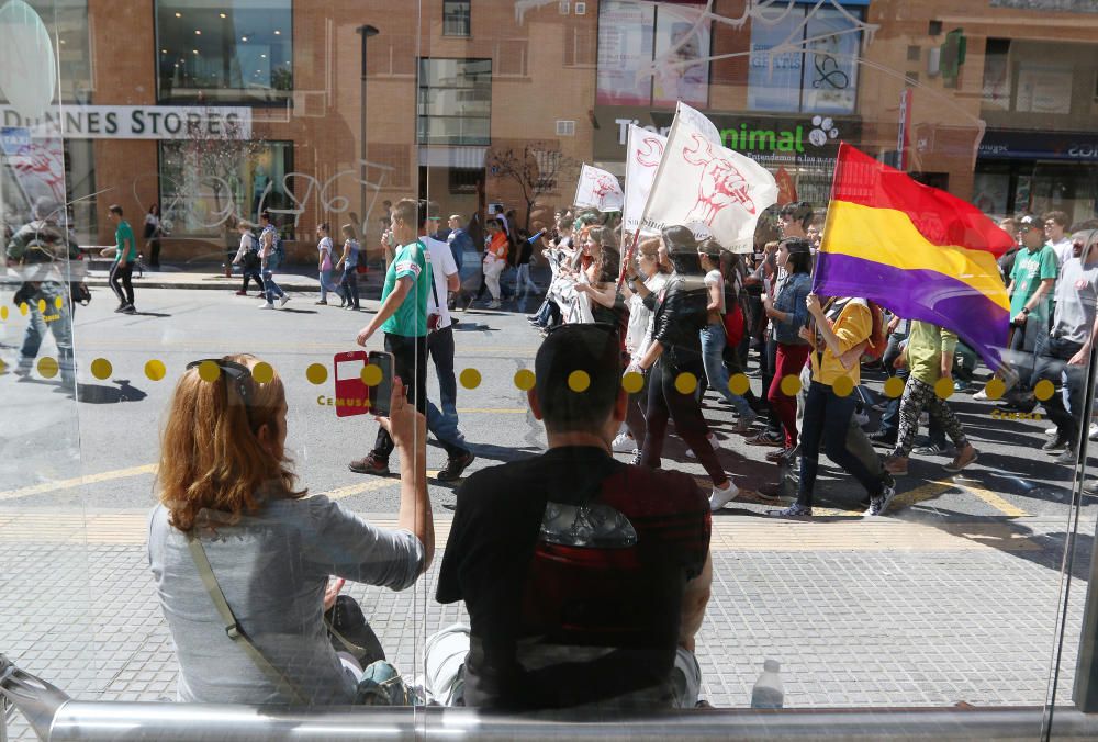 En la segunda de las dos jornadas de huelga, los jóvenes de la capital protagonizan una marcha hasta el Rectorado