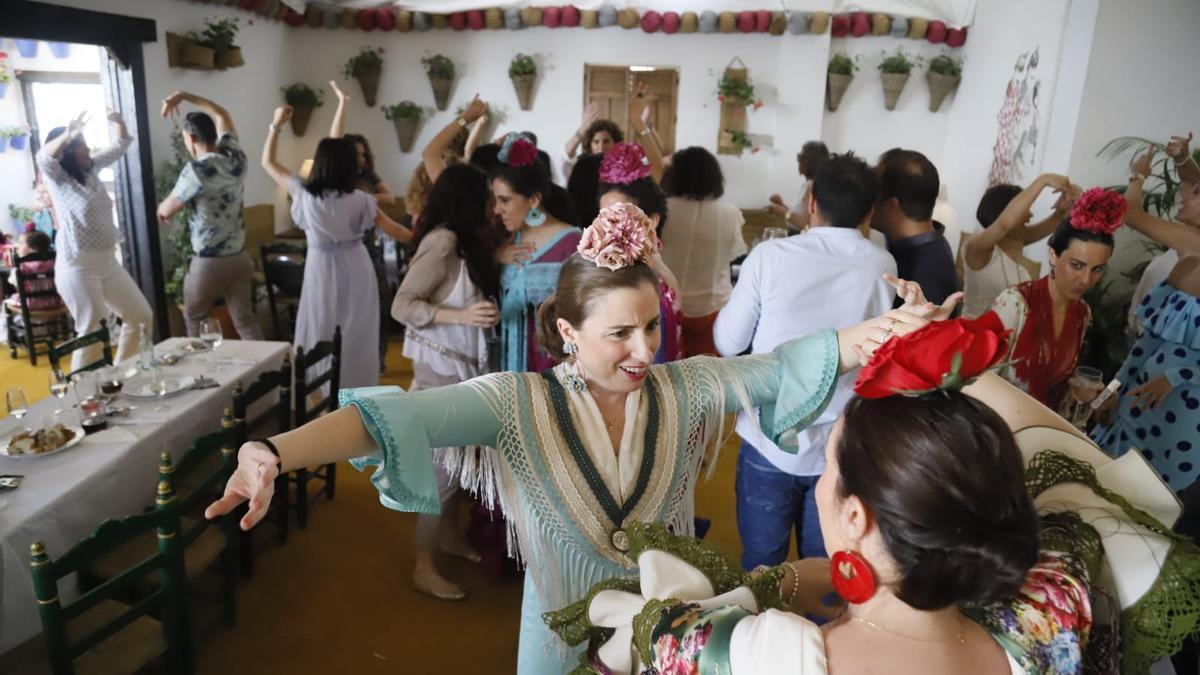 Un grupo de jóvenes bailan en una caseta de la Feria.