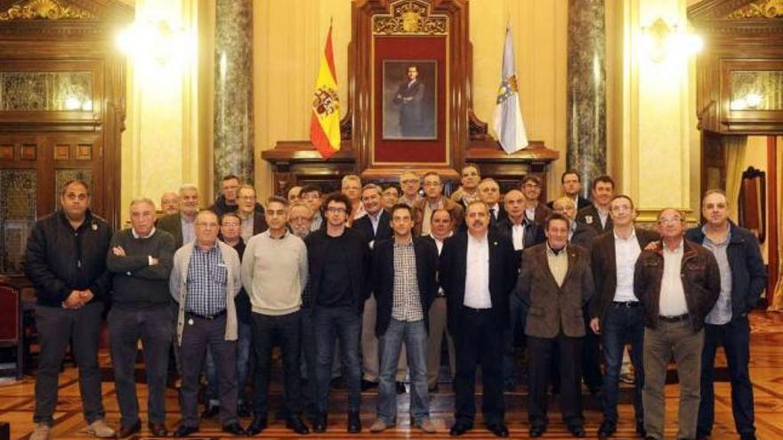 Presidentes de los clubes modestos de fútbol, ayer con el alcalde, en el centro, en el salón de plenos.