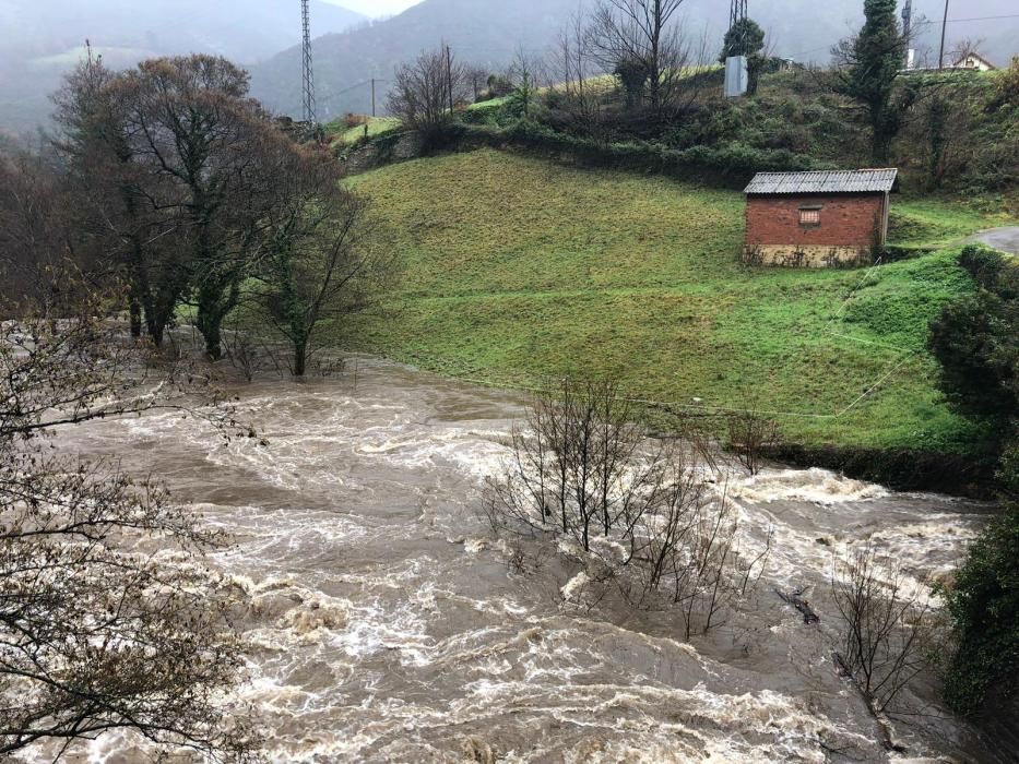 Tiempo en Asturias: Las espectaculares imágenes de las riadas, argayos e incidencias del temporal