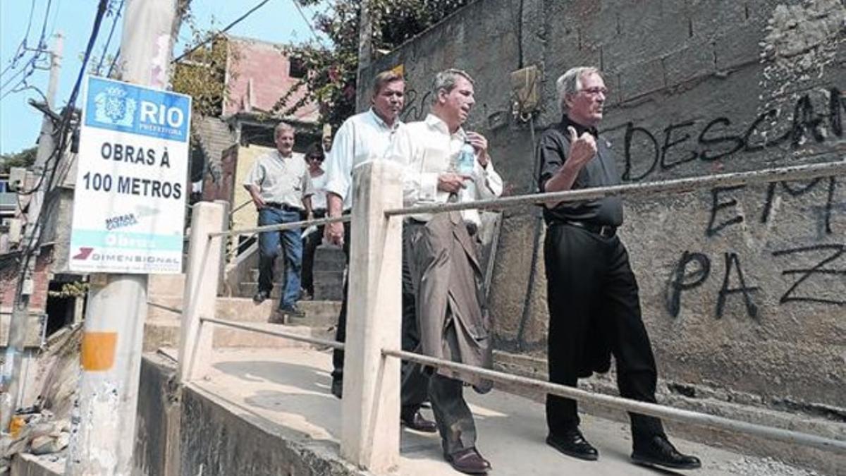 A pie de calle 8 Trias recorre, el pasado jueves, una de las tortuosas calles de las favelas de Babilónia y Chapéu Mangueira en Rio de Janeiro.