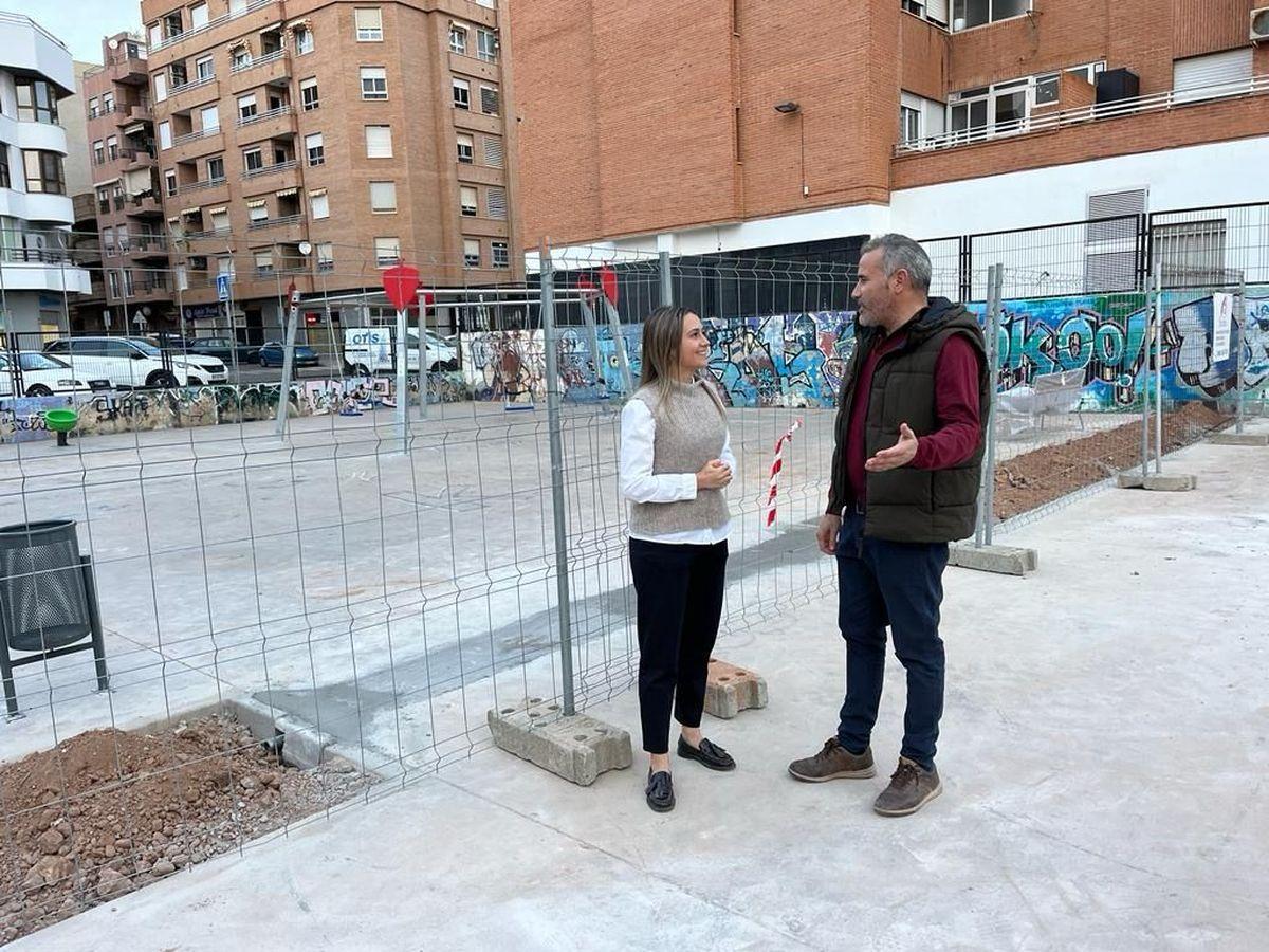 La alcaldesa, Tania Baños, y el concejal de Urbanismo, Vicent Pitarch, en la zona donde se instalará el parque acuático.