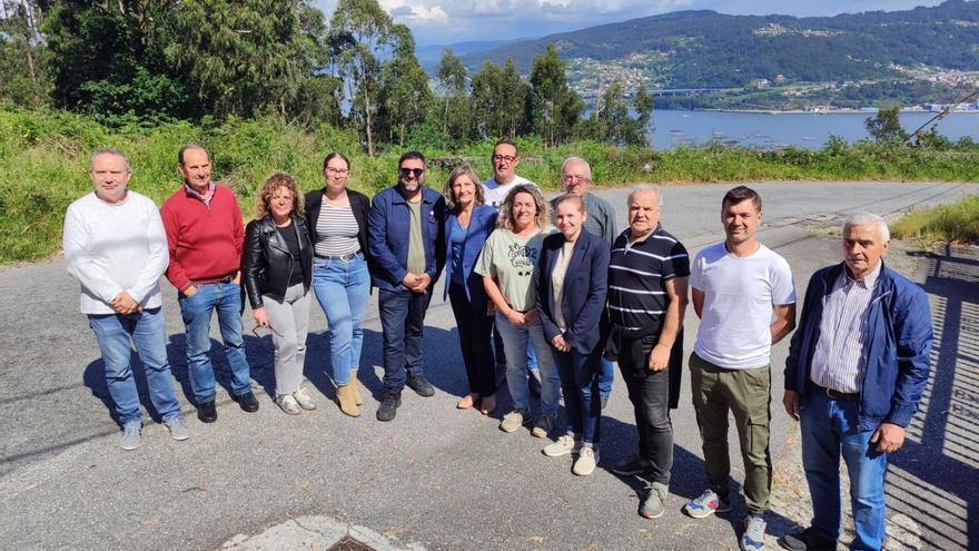 La diputada Belén Cachafeiro –en el centro de azul– con ediles y vecinos, en el vial a arreglar. | S.A.