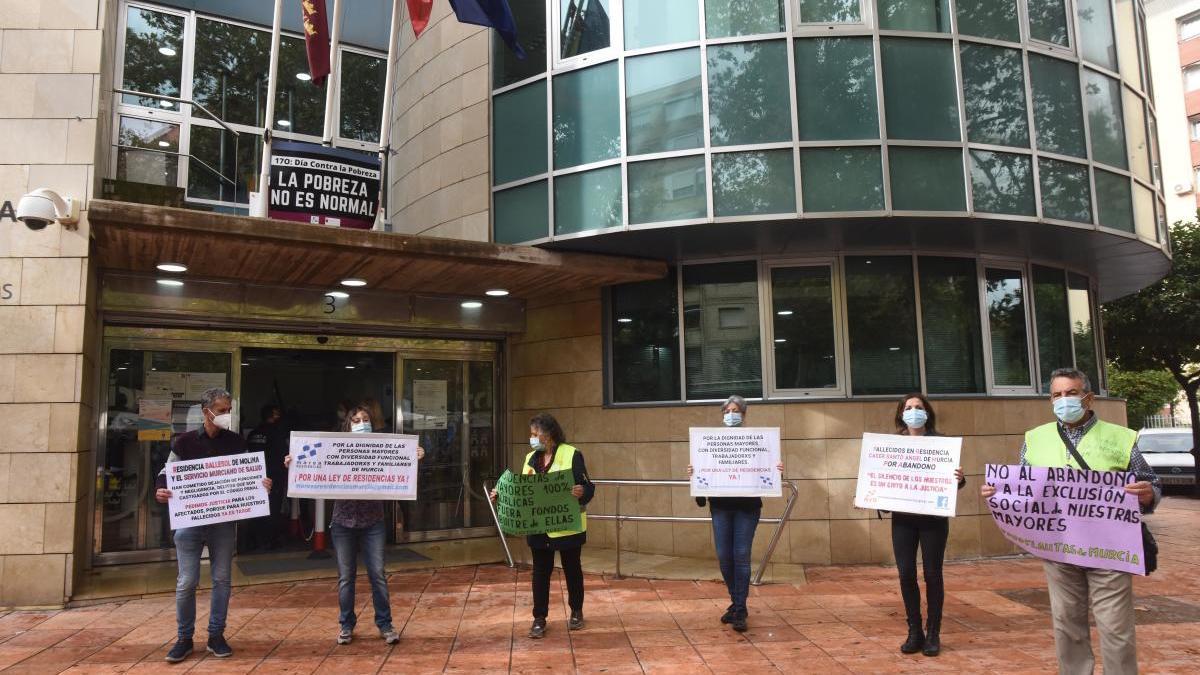 Representantes de la Marea de Residencias protestaron ante la Consejería de Política Social la semana pasada.