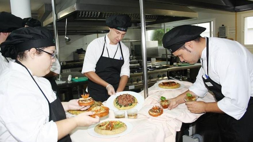 Alumnos de cocina del CIO de Mijas de una promoción de antes de que empezaran los problemas.