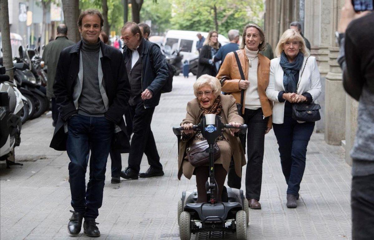 Elecciones. Jaume Asens acompaña a su abuela de 102 años a votar.