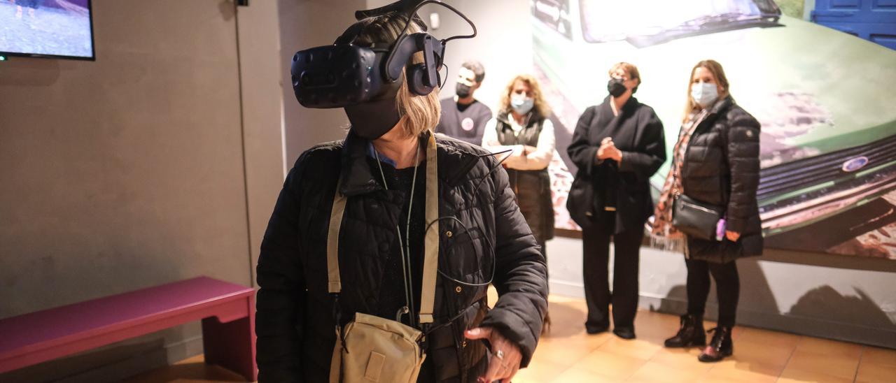 La alcaldesa de Santa Pola, con el dispositivo de realidad virtual hoy en el Museo del Mar de Santa Pola