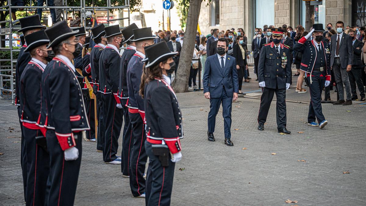 El President, Pere Aragonés, con la Guàrdia d’Honor de los Mossos d’Esquadra.