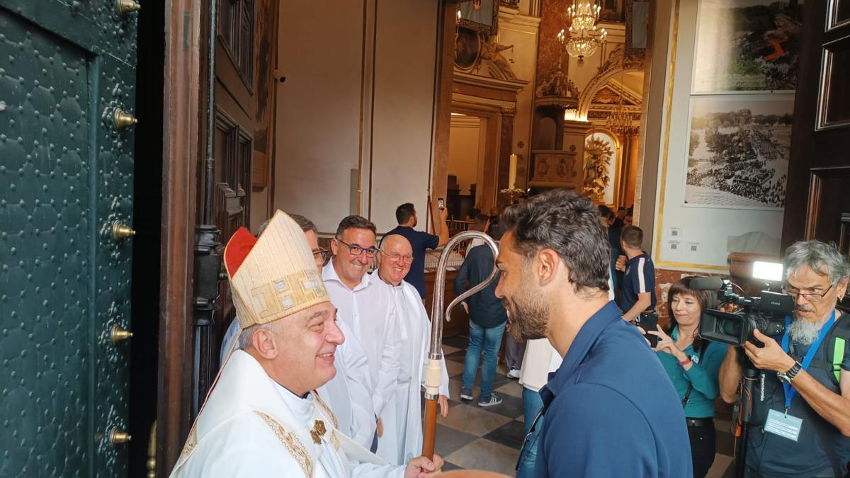 El capitán del Levante UD, Vicente Iborra, saluda al obispo de València, Enrique Benavent