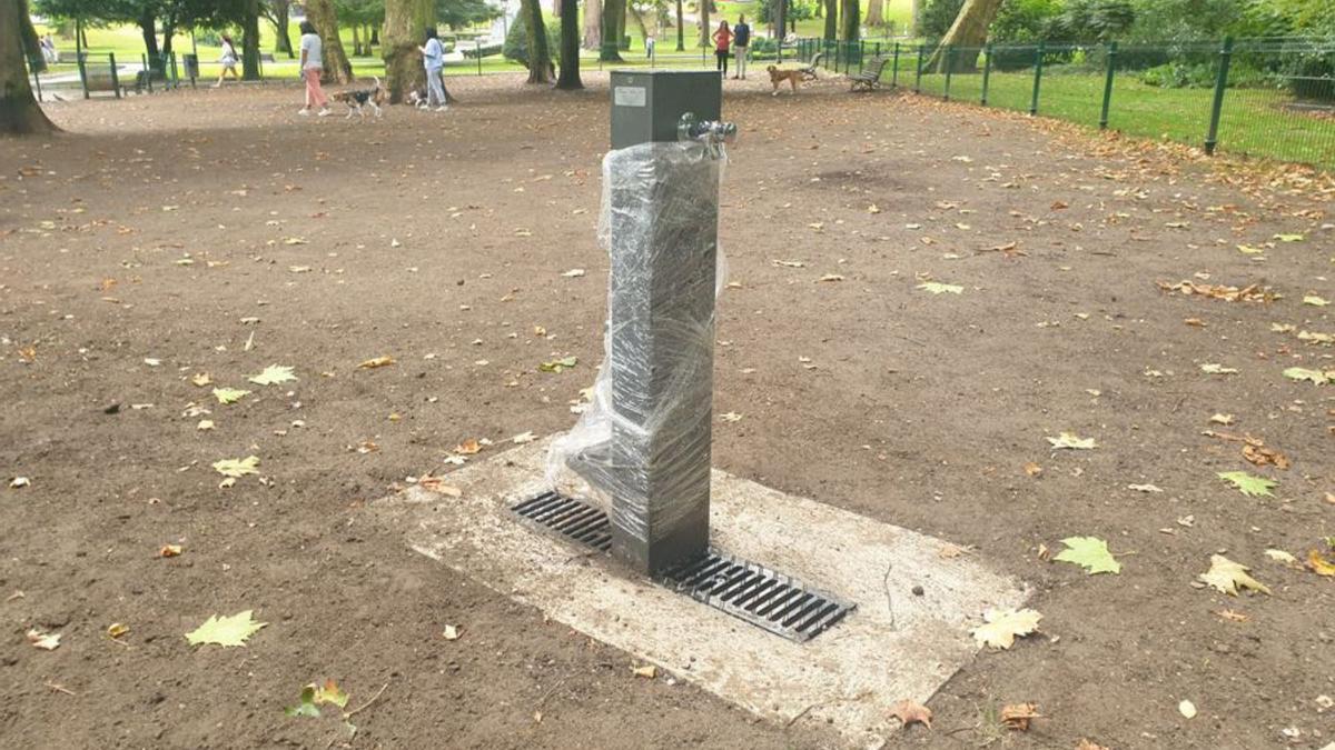 La nueva fuente instalada en el parque canino del Campo. | L. B. 