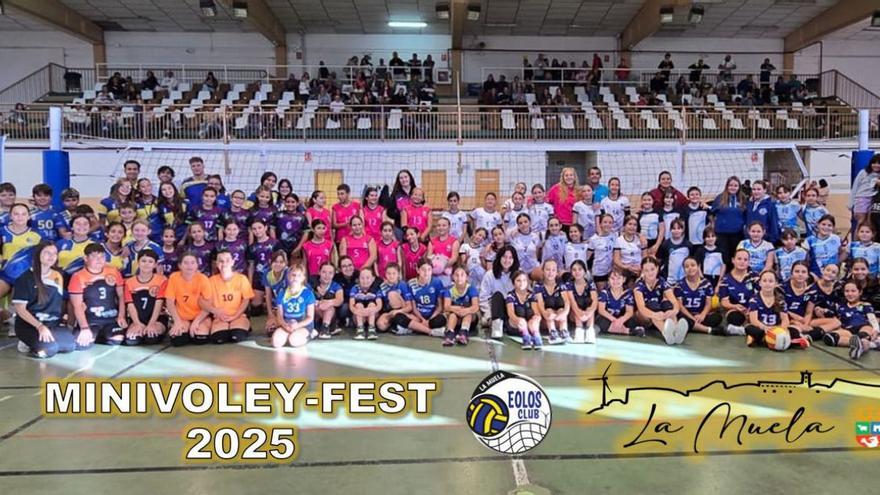 La Muela acogió el primer Minivoley-Fest con la celebración de 18 emocionantes encuentros en categoría alevín. | SERVICIO ESPECIAL