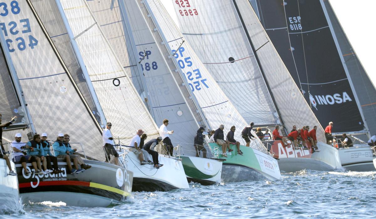 Los veleros de la clase ORC en la salida de la regata Rey Juan Carlos I en aguas de Sanxenxo, en 2018.