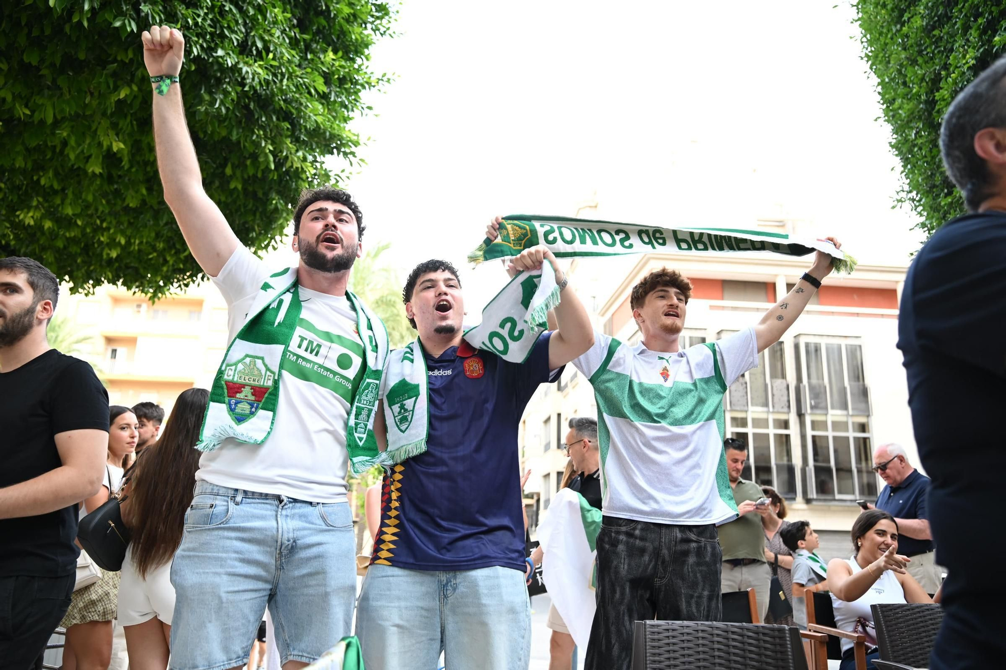 Nervios a flor de piel en el centro de Elche  y en los aledaños del Martínez Valero para ver el partido