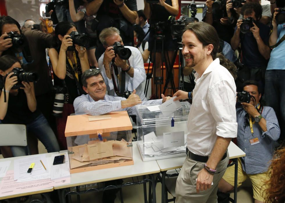 El candidato de Unidos Podemos a la presidencia del Gobierno, Pablo Iglesias, vota en el instituto Tirso de Molina de Madrid. EFE/Ballesteros
