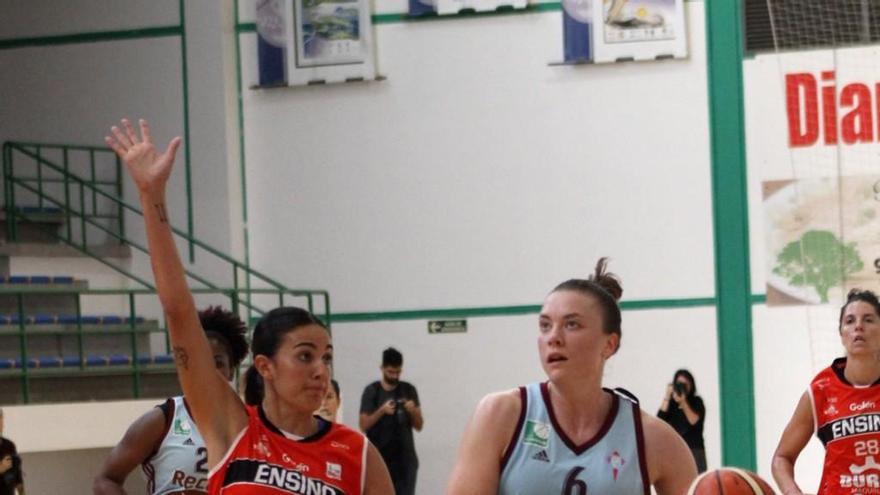 Tulonen, del Celta Zorka, en una entrada a canasta durante la final de ayer ante el Ensino. // Nano Ameneiro