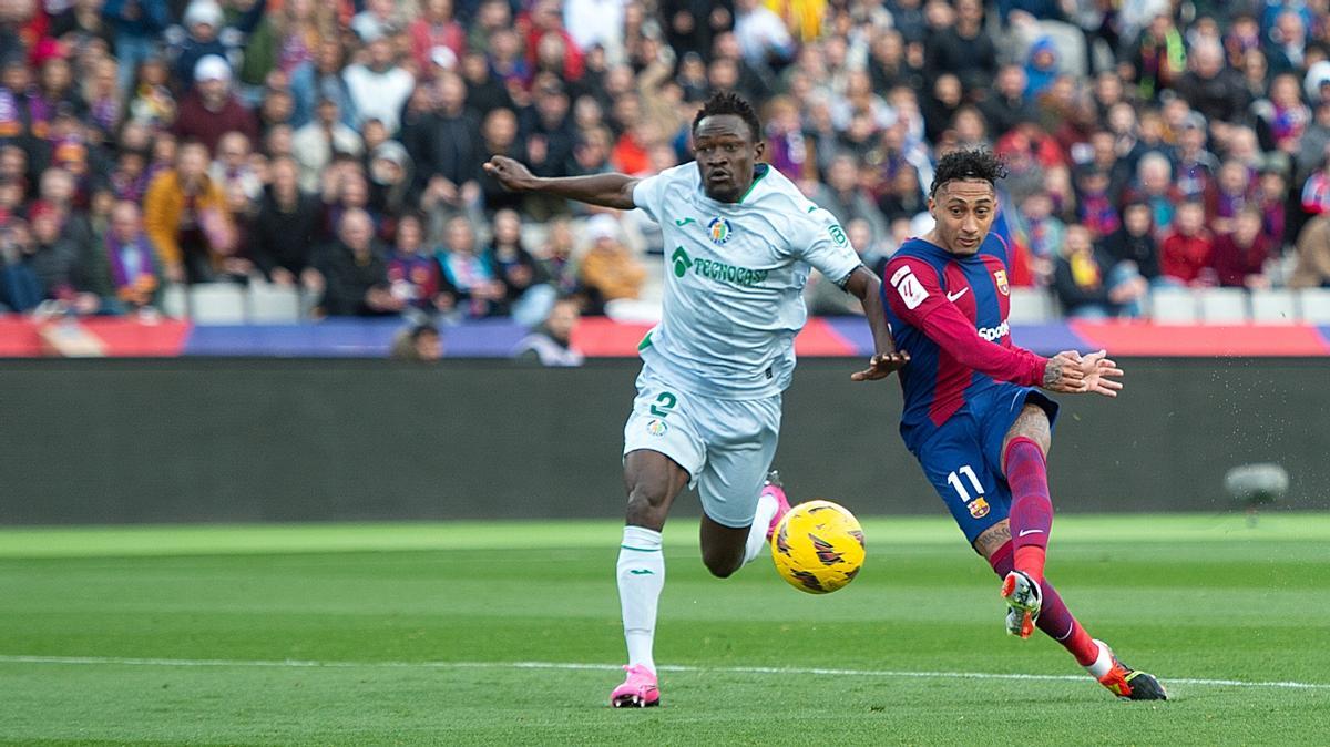 Raphinha se escapa de Djené para marcar el 1-0 del Barça al Getafe en Montjuïc.