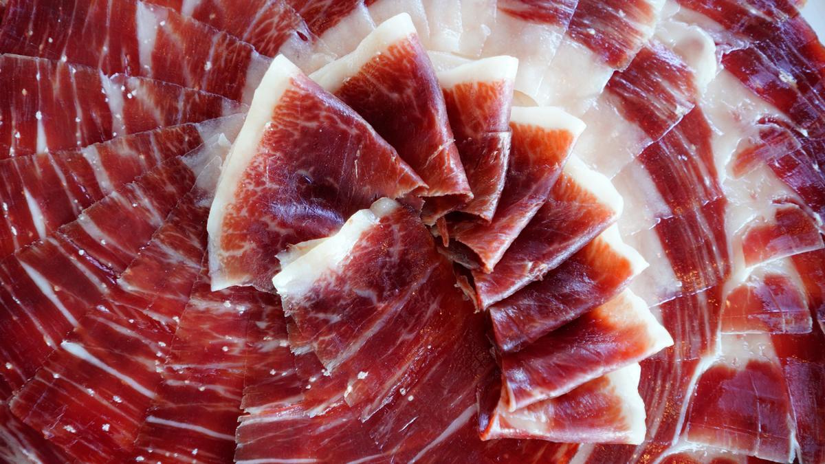 ¿Qué son esas pequeñas motas blancas que a veces hay en el jamón?