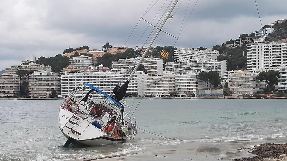 Un barco encallado en Santa Ponça por el viento y la mala mar.