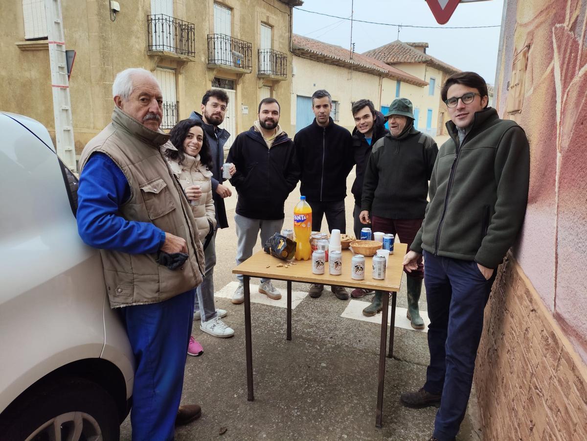 Participantes en la plantación durante el pica-pán.