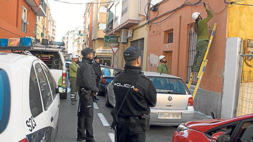 Un momento del operativo ayer en Carolinas Bajas para retirar enganches ilegales de luz.