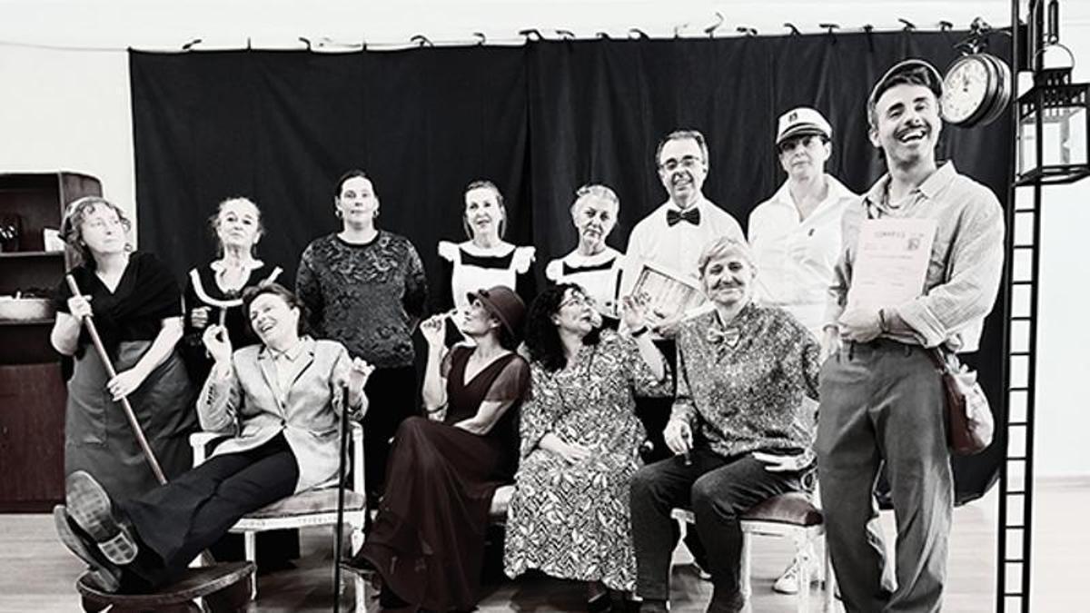 El elenco de 'Cuatro corazones con freno y marcha atrás'.