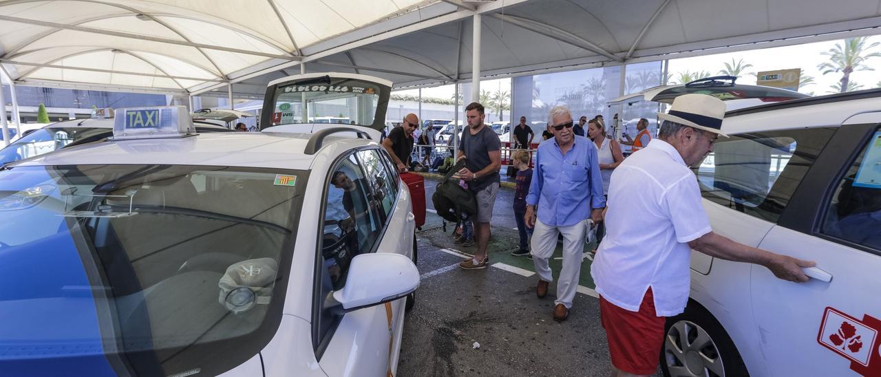 Parada de taxis en el aeropuerto de Palma antes de la pandemia