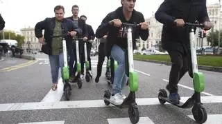 Las empresas de patinetes se muestran sorprendidas "por la decisión unilateral del Ayuntamiento" de retirarlos de las calles de Madrid