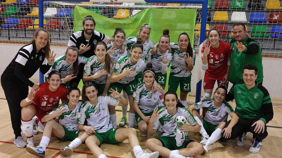 Jugadoras y cuerpo técnico del Joventut celebran el primer triunfo de la temporada