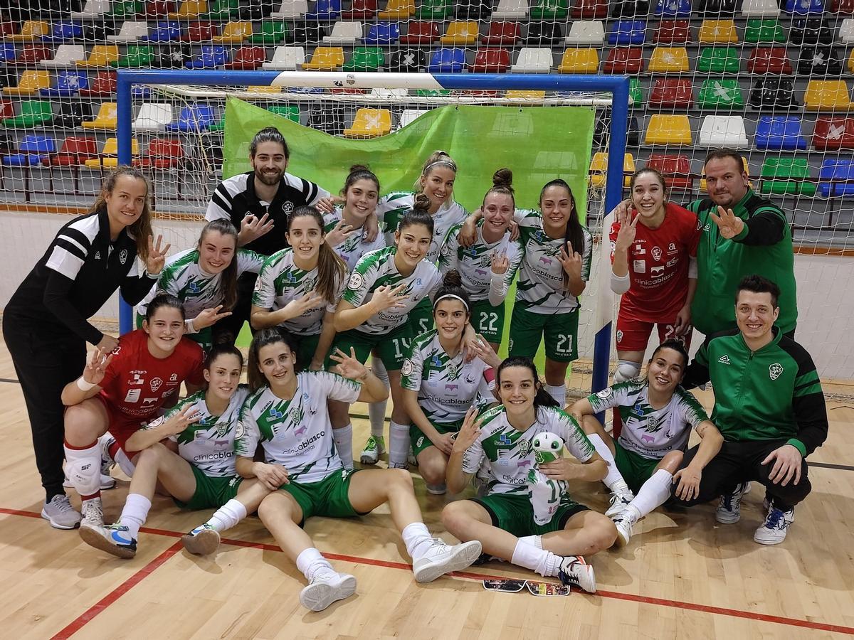 Jugadoras y cuerpo técnico del Joventut celebran el primer triunfo de la temporada