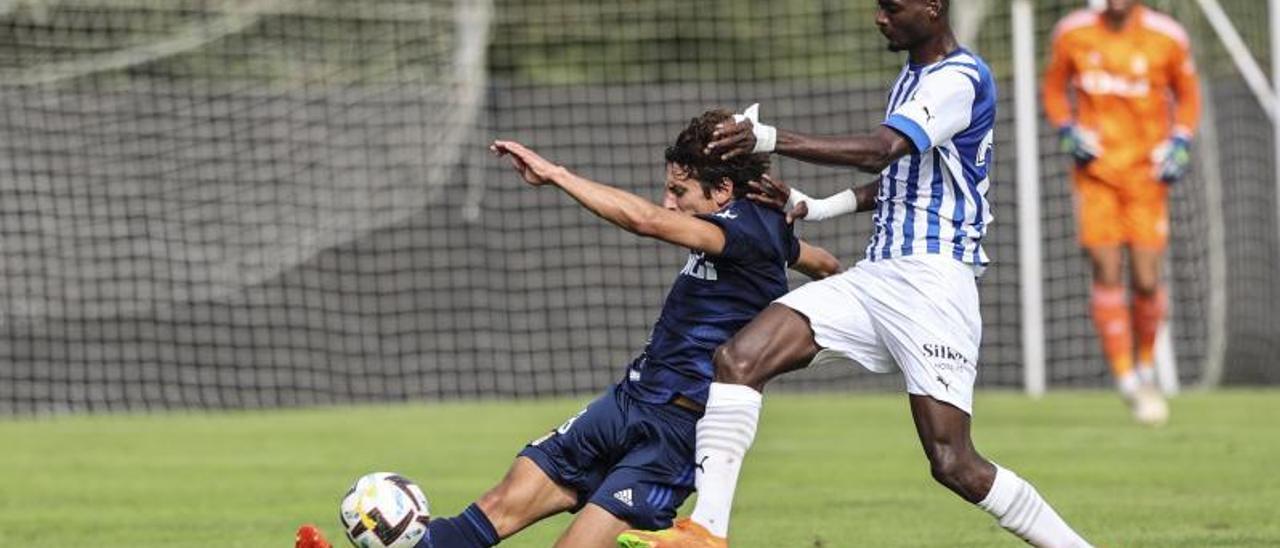 Sangalli trata de irse de Sylla, del Alavés, ayer en el partido disputado en Rimontán al Mar. | Irma Collín