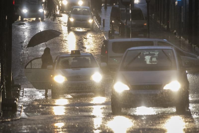 19.10.18. Las Palmas de Gran Canaria. Persistentes lluvias en la capital. Foto Quique Curbelo  | 19/10/2018 | Fotógrafo: Quique Curbelo