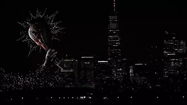 Un espectáculo de drones con motivo del Mundial ilumina el horizonte de Manhattan