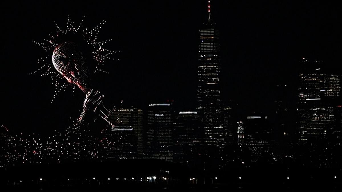 Un espectáculo de drones con motivo del Mundial ilumina el horizonte de Manhattan