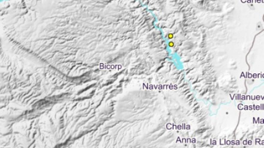 Los puntos amarillos muestran la actividad sísmica de estos dos últimos días en la zona de la Canal y Tous.