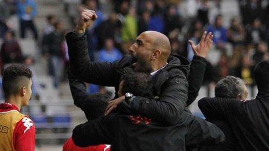 Abelardo celebra uno de los goles del Sporting B al Oviedo en el Tartiere.