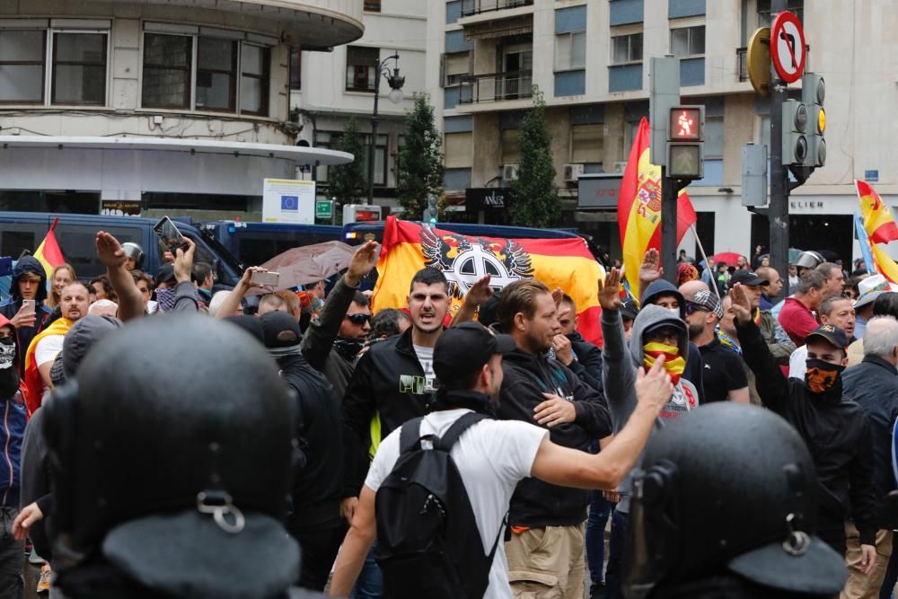 Nueve de Octubre: Tensión en las manifestaciones en el centro de Valencia