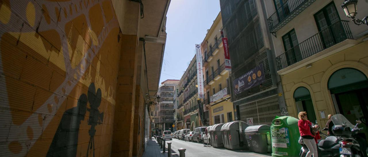 El antiguo tanatorio de la calle Bailén (edificio con reja en la fachada) será rehabilitado para acoger apartamentos turísticos. JOSE NAVARRO