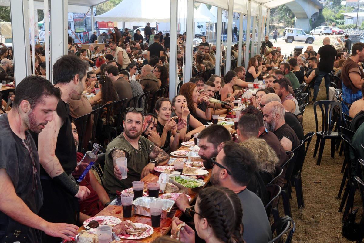 Asistentes al Xantar Vikingo celebrado en las Torres de Oeste de Catoira, donde mañana se celebra el Desembarco de la Romería Vikinga.