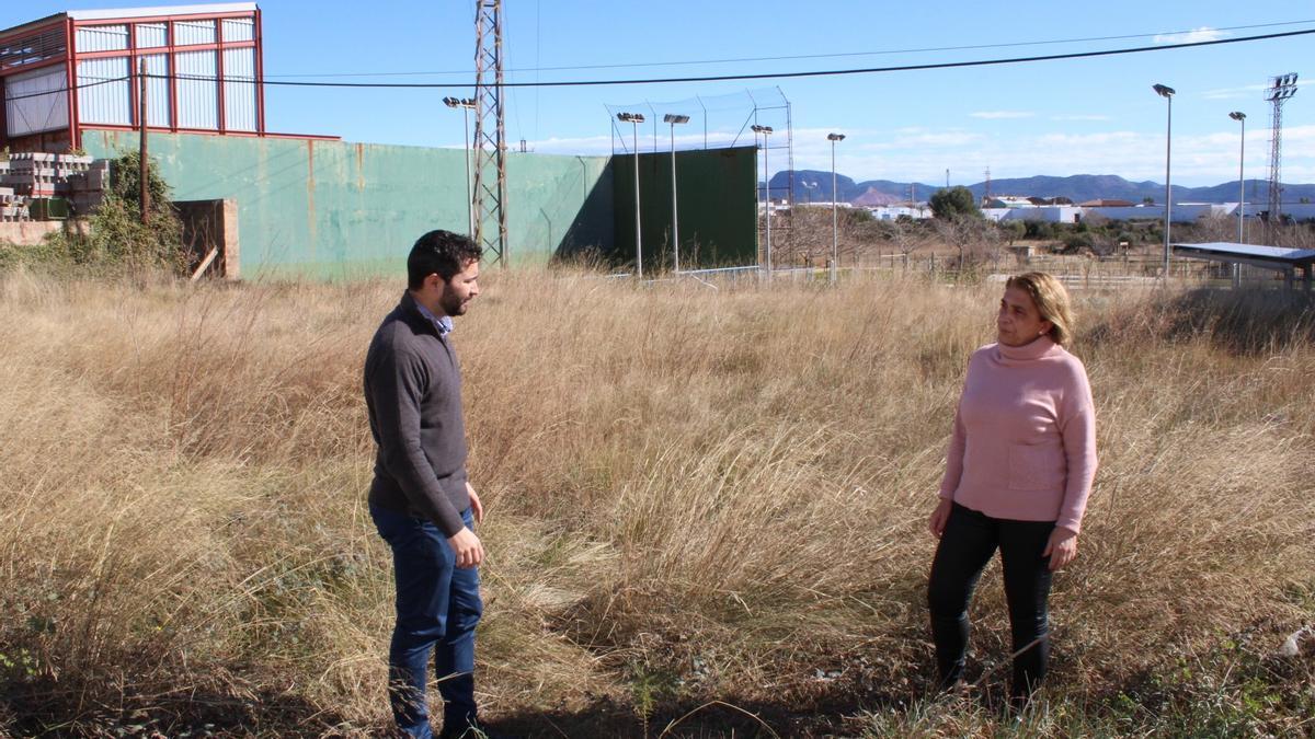 Samuel Falomir y Ana Huguet, en los terrenos que acogerán las pistas de pádel.