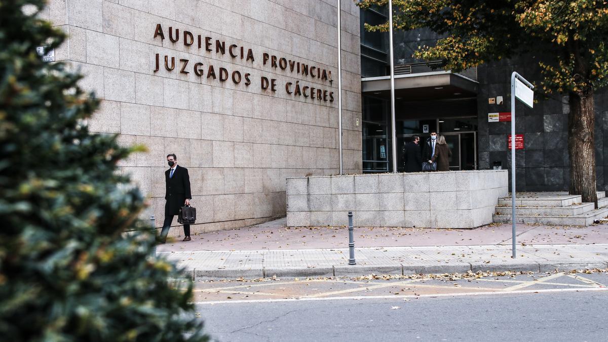 Imagen de la entrada a la Audiencia Provincial de Cáceres.
