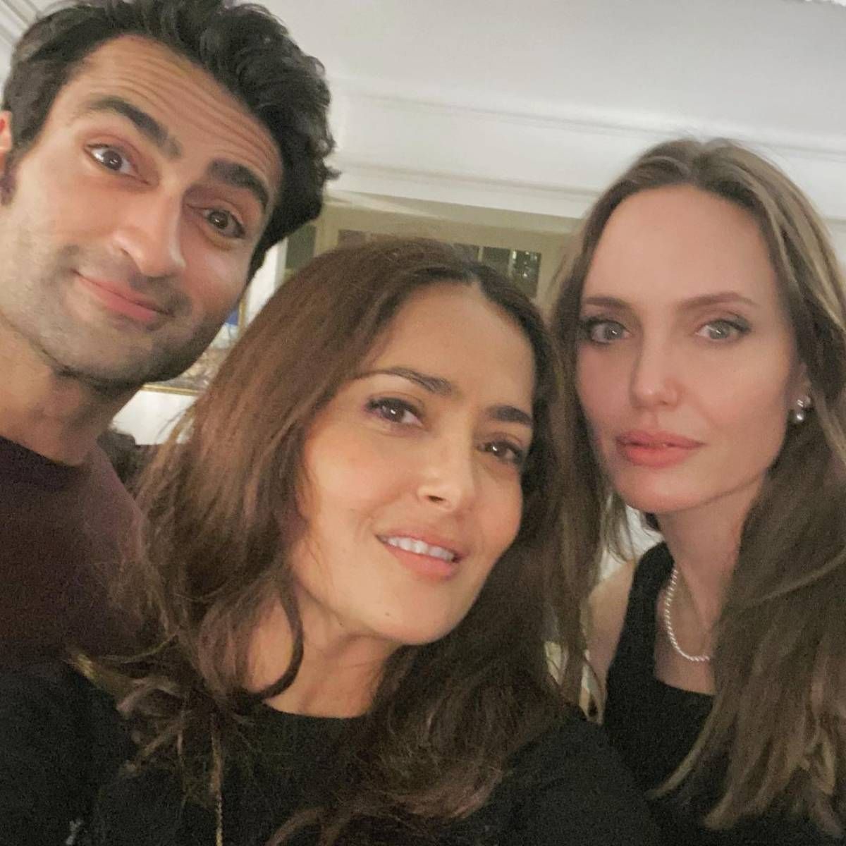 Kumail Nanjiani, Salma Hayek y Angelina Jolie en el set de rodaje de 'The eternals'