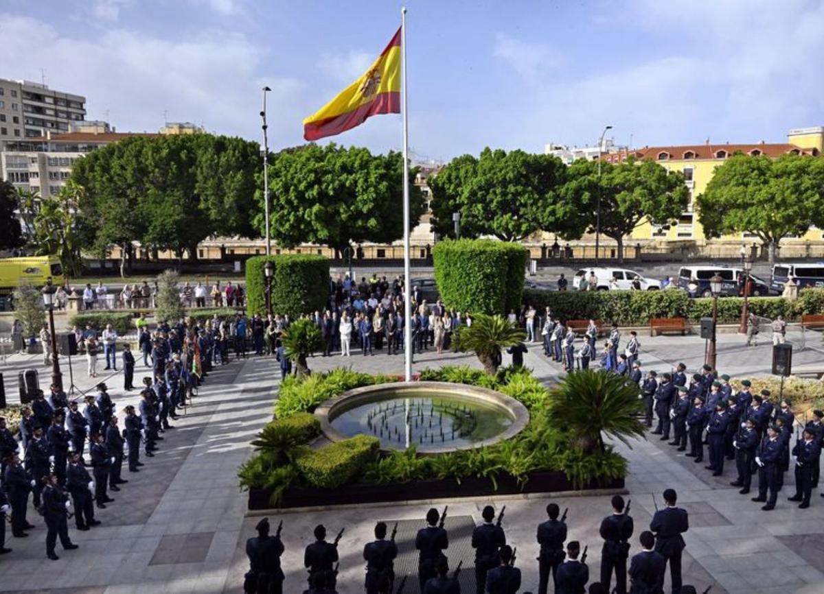 ‘Gracias, Majestad’ en San Esteban      y banderas en Murcia y Cartagena