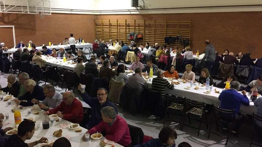 Un momento de la comida celebrada ayer en Alcañices.