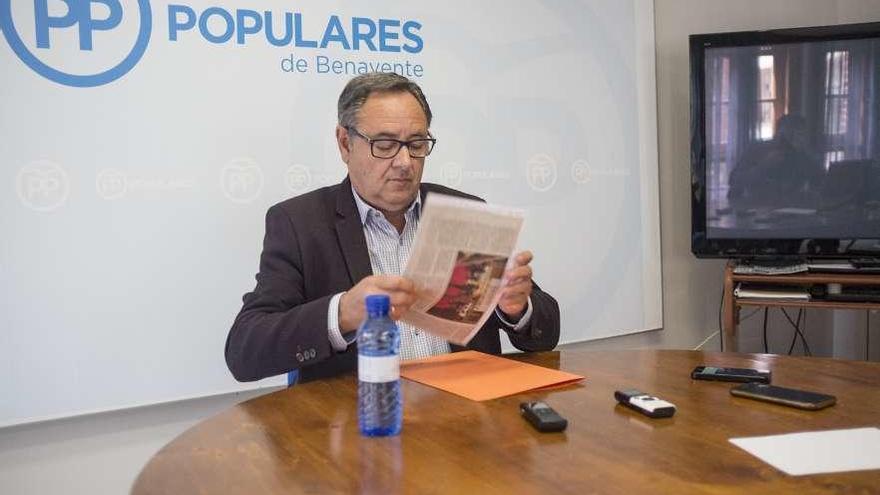 El concejal del Partido Popular Manuel Vega, ayer, en la sede del PP.