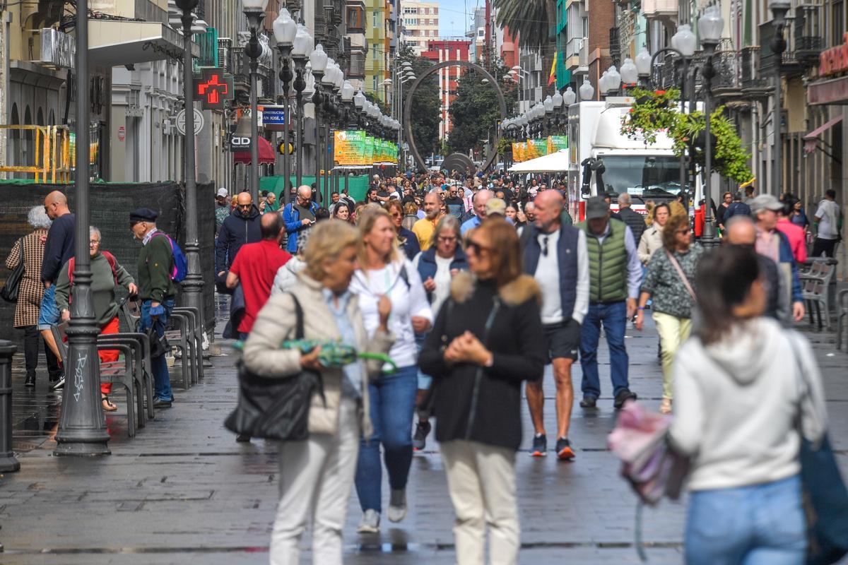 Personas paseando a la tarde por la calle Triana en una imagen de archivo.