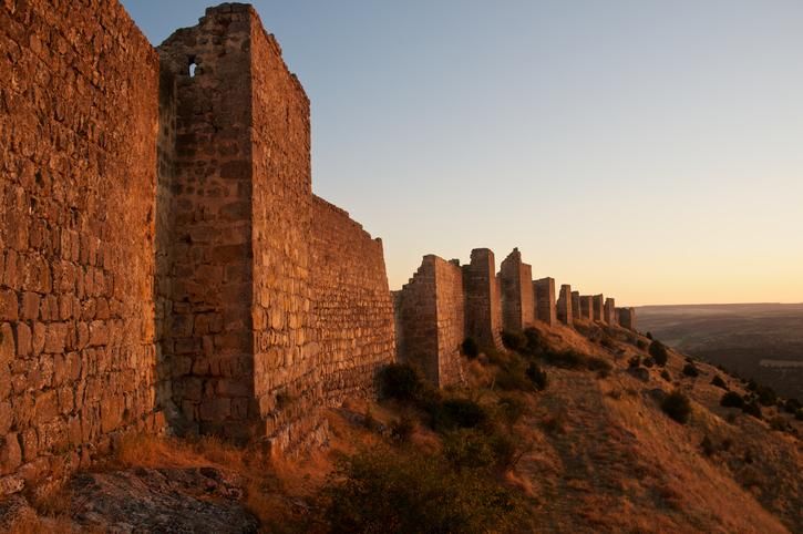 Murallas únicas en Gormaz que demuestran su importancia histórica.